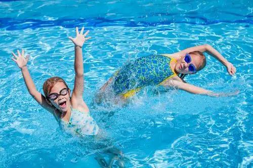 游泳一定要到正規(guī)游泳場所 游泳一定要到正規(guī)游泳場所