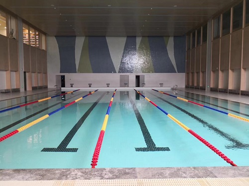 郫縣犀浦校區(qū)恒溫泳池在調(diào)試，池水清澈見底，舒適宜人
