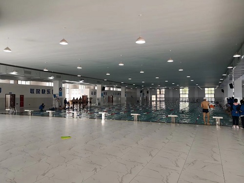 青龍山學校泳池，同學們都很喜歡上游泳課