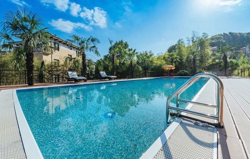 清澈蔚藍(lán)的游泳池 清澈蔚藍(lán)的游泳池