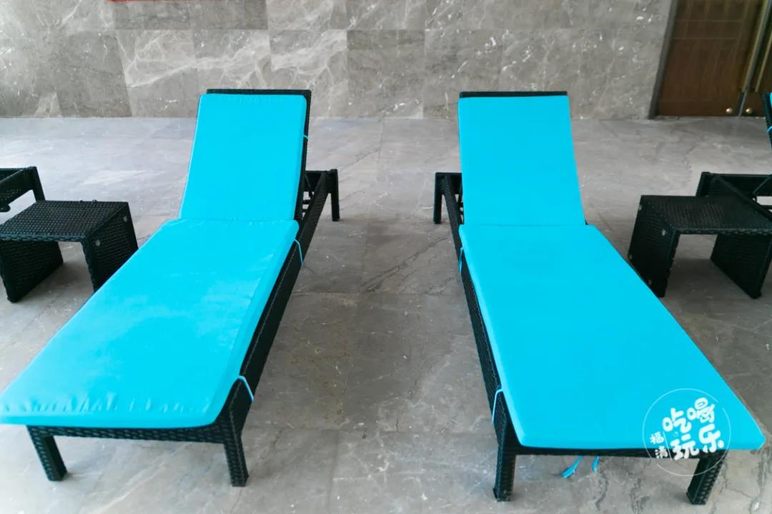 游累了，泳池兩側還設有大量休閑座椅、躺椅，享受愜意片刻。