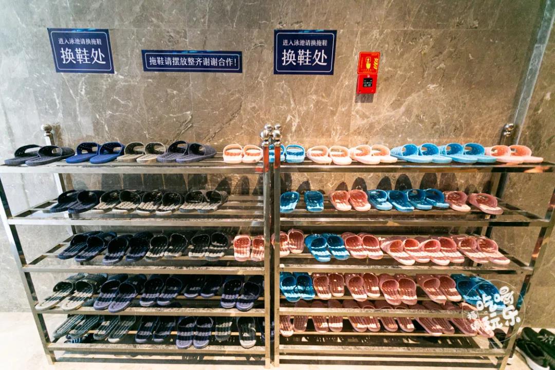 下泳池前必須先換上防滑拖鞋，熱身運動也不可少，保障游客們的安全。