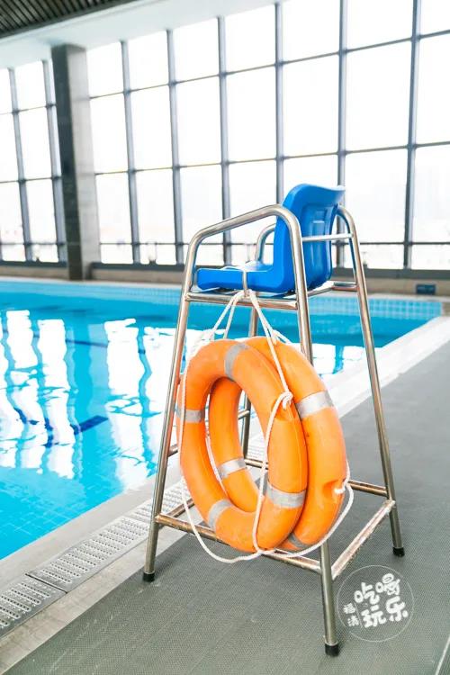在游泳館內，配有專業的救生員、教練員仔細巡視，時刻保證你的安全。