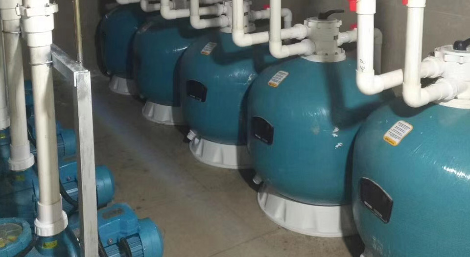 泳池設(shè)備機(jī)房中的過(guò)濾砂缸