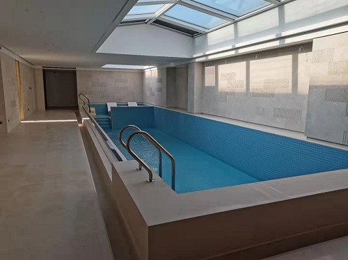 山東煙臺濱湖萬麗小區建設了一個會所泳池