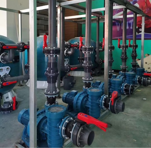 泳池設備機房中正在安裝的水泵