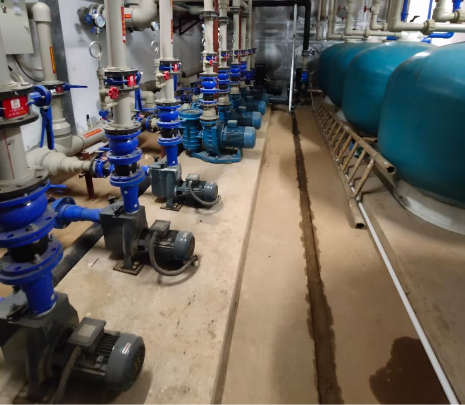 泳池設備有循環水泵、砂缸