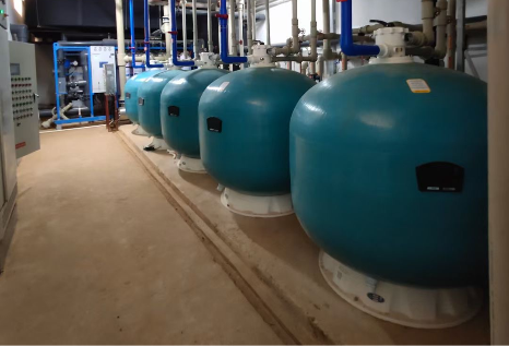 泳池設備機房中運行的過濾砂缸