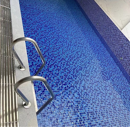 別墅泳池采用了愛克泳池設(shè)備