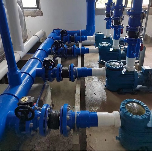 泳池設備機房中的循環水泵