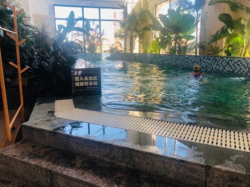 酒店泳池采用愛克循環水泵、過濾砂缸